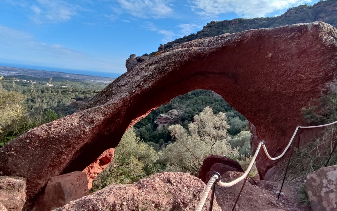 La Roca Foradada y la Cueva de Bruguers