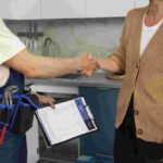 Puntos clave para elegir a tu empresa de auxiliares de servicio en Barcelona